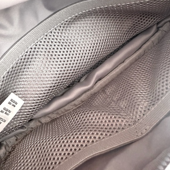 Lululemon Silver Wanderlust Belt Bag - NWOT - Picture 8 of 15